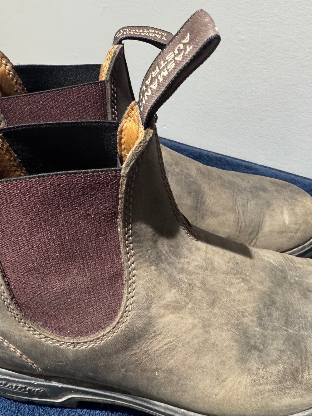 Blundstone Brown Leather Chelsea Boots with Dark Elastic Panels-